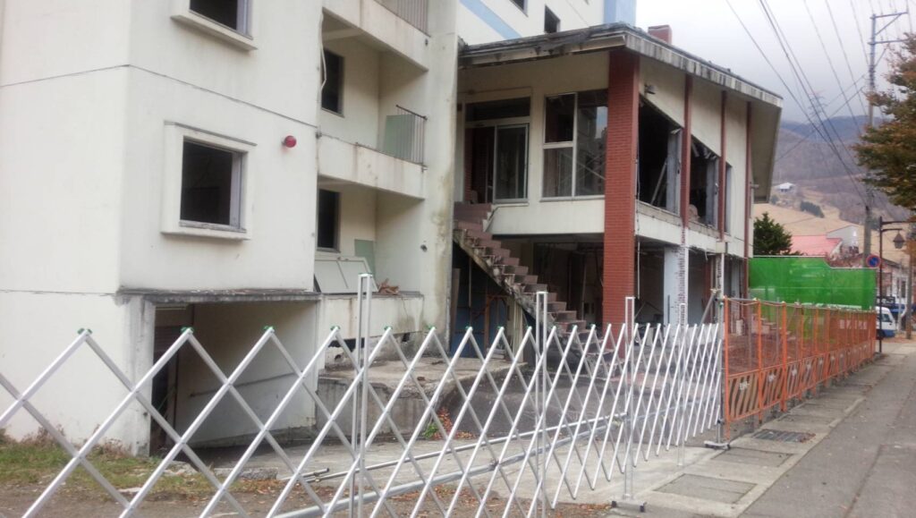 湯沢町・マンション解体工事